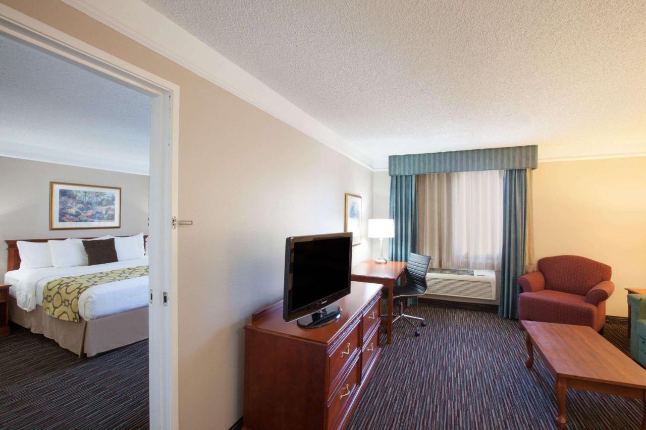 Baymont By Wyndham Texarkana Exterior photo