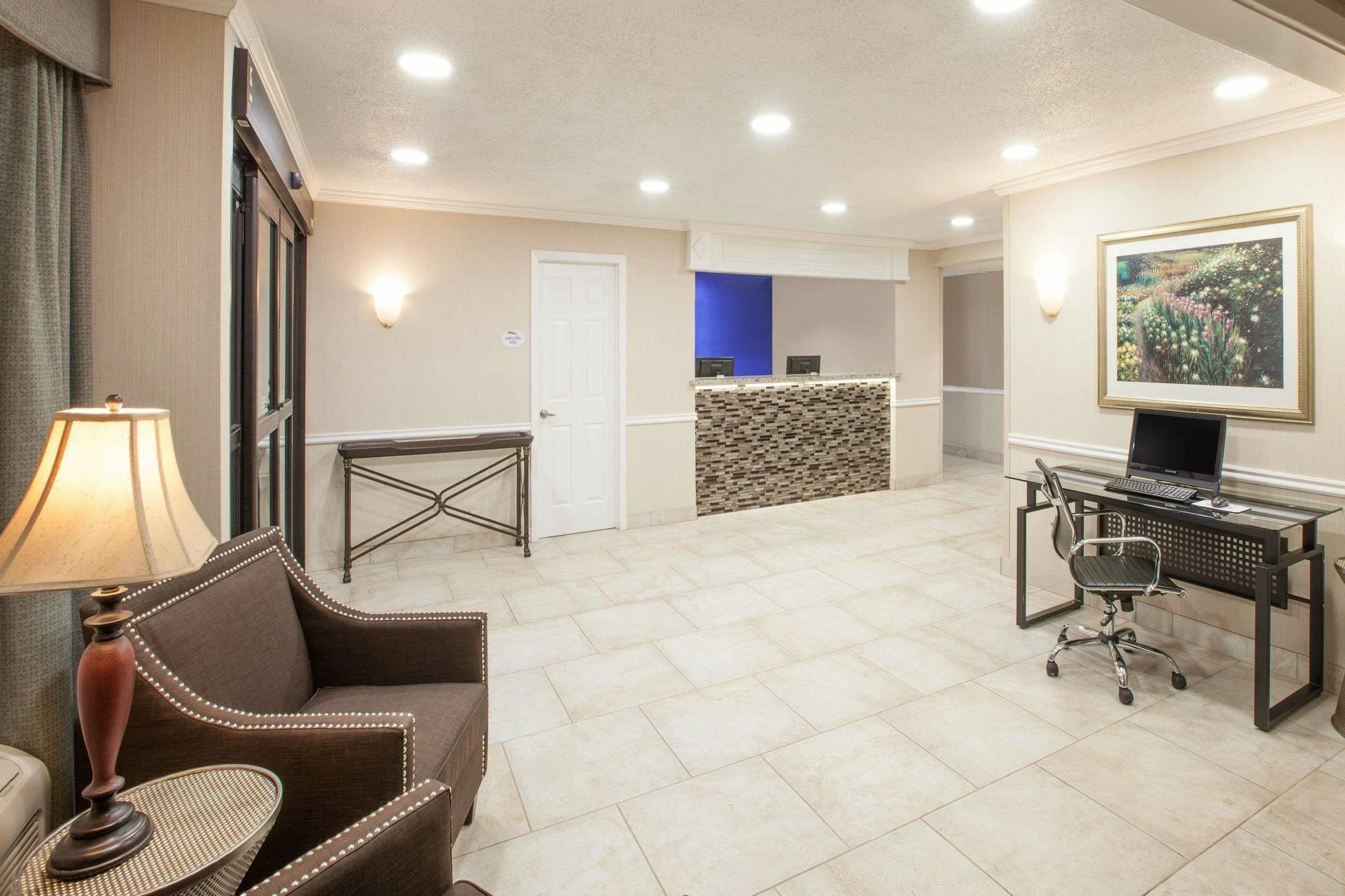 Baymont By Wyndham Texarkana Exterior photo
